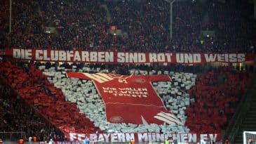 Torcida do Bayern fez um bandeirão para lembrar ao clube que suas cores são o vermelho e o branco