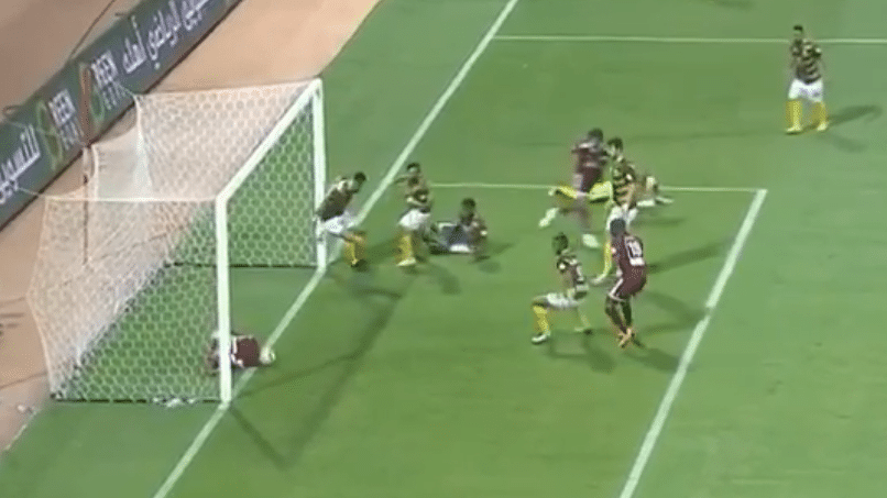 O Al-Faisaly teve um gol cortado em cima da linha &ndash; pelo bumbum do pr&oacute;prio companheiro