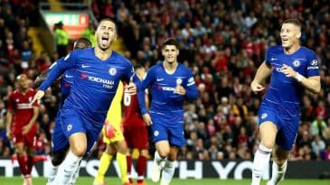 Hazard saiu do banco para punir o Liverpool e decidir o jogo com uma pintura
