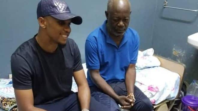 Ao descobrir que ex-capit&atilde;o de Camar&otilde;es virou morador de rua, Eto&rsquo;o o visita e promete uma casa