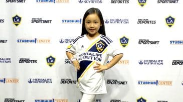 Esta garota de 7 anos canta o hino americano no jogo do LA Galaxy de uma forma impressionante