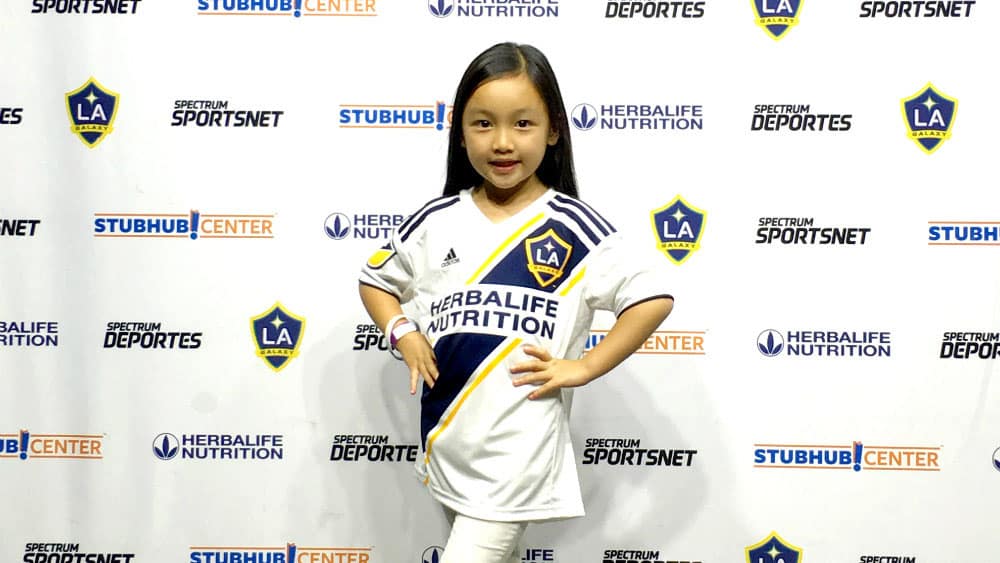 Esta garota de 7 anos canta o hino americano no jogo do LA Galaxy de uma forma impressionante
