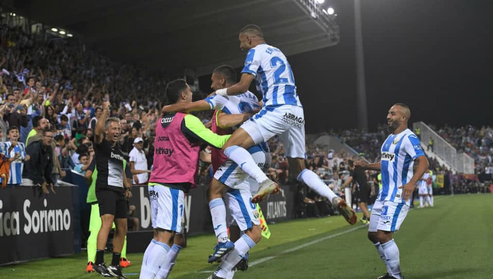 O lanterna bateu o l&iacute;der: Legan&eacute;s deixa Bar&ccedil;a aos seus p&eacute;s e encerra a invencibilidade blaugrana