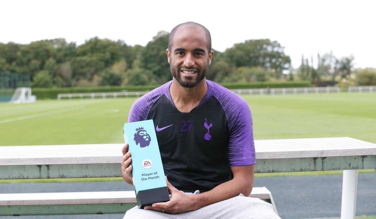 Lucas recebe o pr&ecirc;mio de Jogador do M&ecirc;s na Premier League e &eacute; apenas o quarto brasileiro