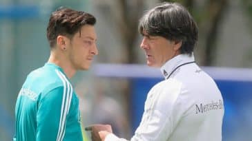 Löw visitou o CT do Arsenal para tentar falar com Özil e meia se recusou em recebê-lo
