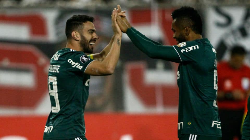 Cada vez mais s&oacute;lido, o Palmeiras volta do Chile com uma vit&oacute;ria da consist&ecirc;ncia