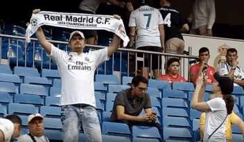 As desventuras de um torcedor que mais parece interessado na foto que no jogo de futebol