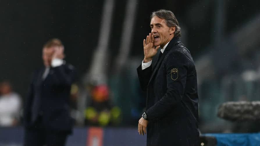 Roberto Mancini elogia o novo colega: &ldquo;Pirlo tem um grande conhecimento de futebol. Assim como De Rossi&rdquo;