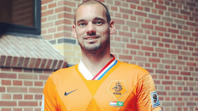Sneijder ganhou uma camisa mosaico com todas que usou em 15 anos de sele&ccedil;&atilde;o holandesa