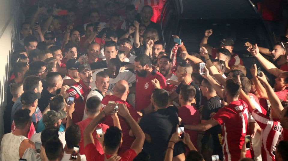 Doze anos depois, Yaya Tour&eacute; volta ao Olympiacos e j&aacute; sente toda a paix&atilde;o da torcida grega