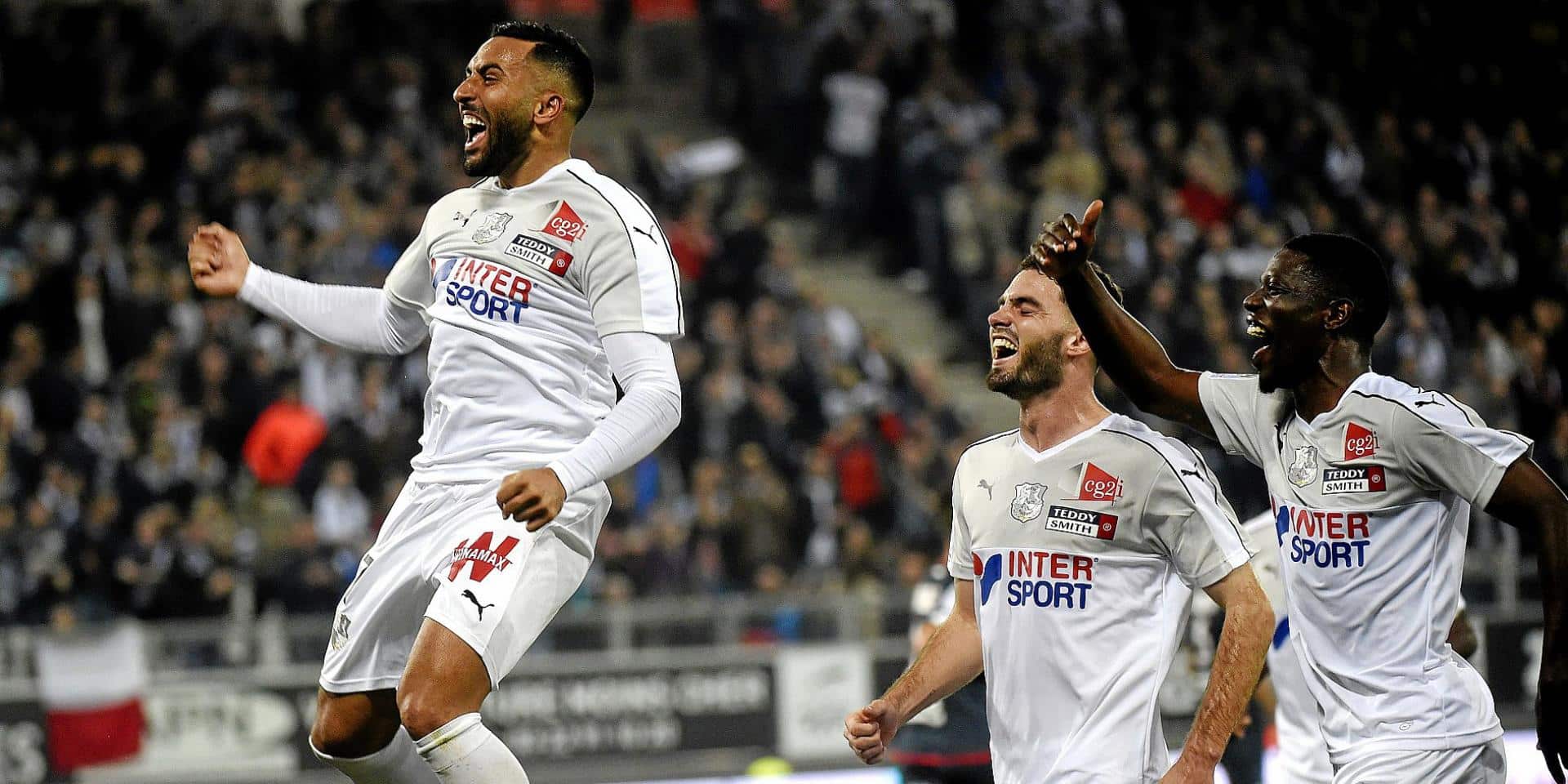 &Eacute; preciso ver algumas vezes para entender a curva que a bola fez no gola&ccedil;o do Amiens