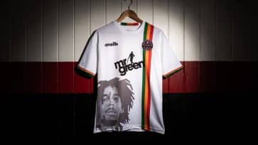 Um dos clubes mais tradicionais da Irlanda traz a imagem de Bob Marley em sua nova camisa