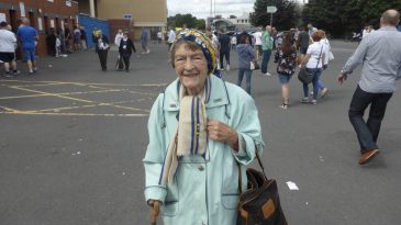 O Leeds ofereceu um tocante adeus à torcedora que comprou seu carnê de temporada por 64 anos