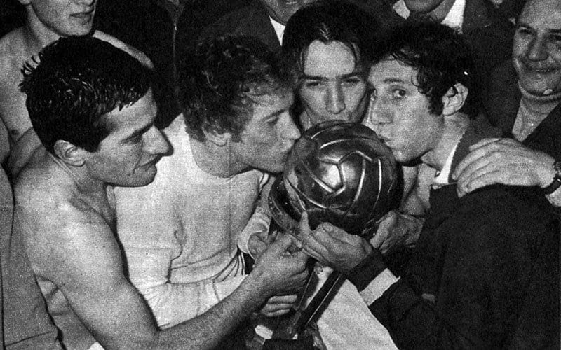 Os 50 anos de Manchester United x Estudiantes, um jogo de controv&eacute;rsias, mas ainda assim eterno