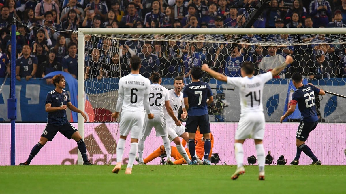As defesas contribu&iacute;ram, mas Jap&atilde;o x Uruguai foi um festival de gols: 4&times;3 para os Samurais Azuis