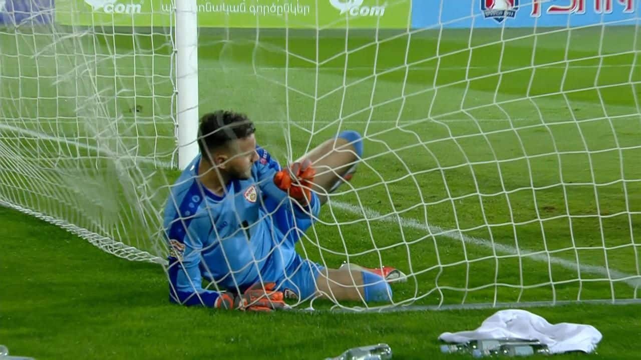A atua&ccedil;&atilde;o deste goleiro na Liga das Na&ccedil;&otilde;es foi t&atilde;o pat&eacute;tica que at&eacute; levanta suspeitas