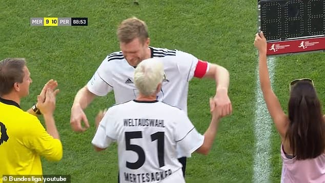 Mertesacker n&atilde;o conteve as l&aacute;grimas ao ser substitu&iacute;do pelo pr&oacute;prio pai em seu jogo de despedida