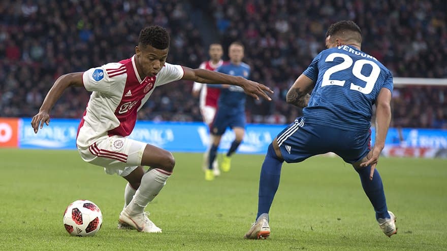 O Feyenoord ensinou tudo o que n&atilde;o se deve fazer em um cl&aacute;ssico, dominado pelo Ajax