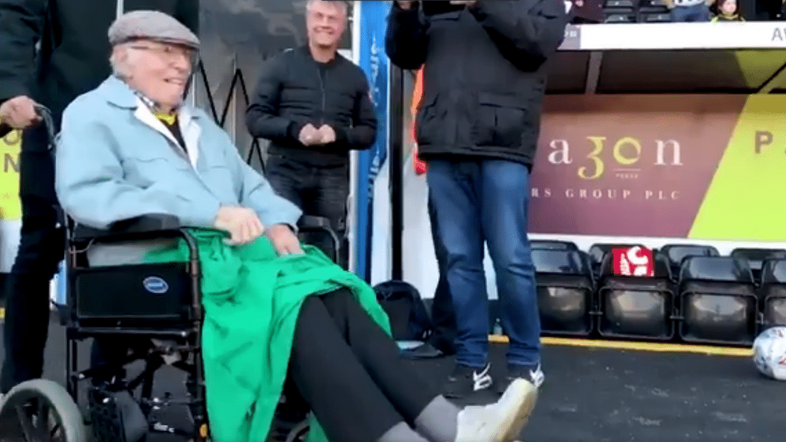 Idoso de 94 anos com dem&ecirc;ncia realiza sonho de fazer um gol &agrave; frente da torcida do Notts County