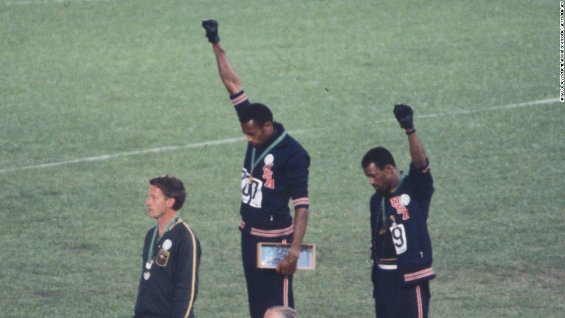 Cinquenta anos depois, o gesto de Tommie Smith e John Carlos segue simbolizando lutas, inclusive no futebol