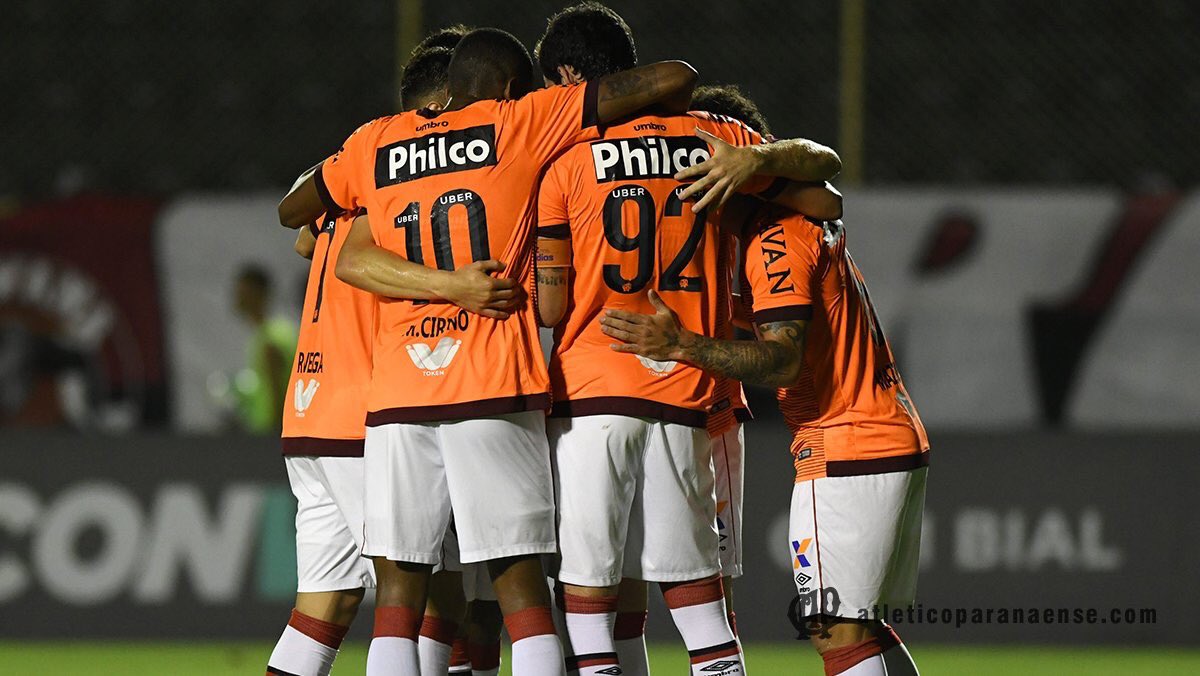 Atl&eacute;tico Paranaense empurra Vit&oacute;ria para perto do rebaixamento e ainda sonha com Libertadores
