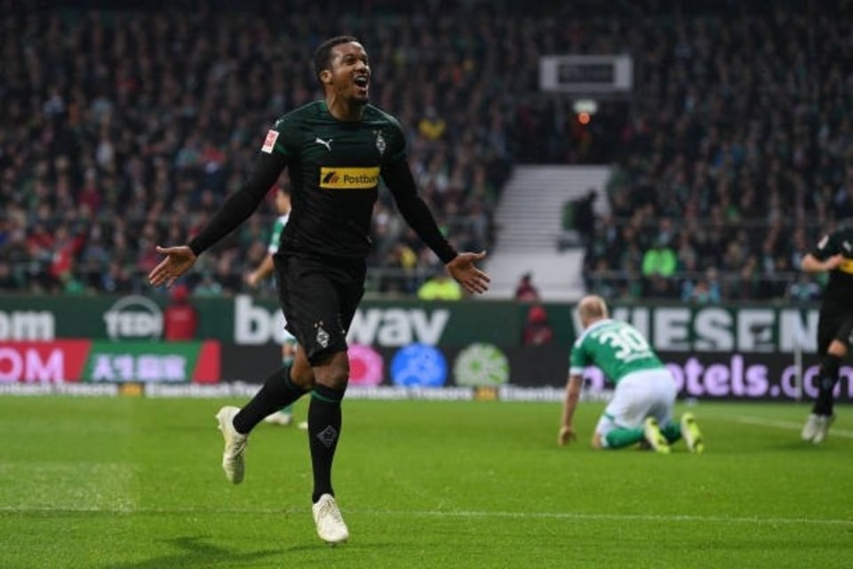Pl&eacute;a impiedoso: tr&ecirc;s gols para ajudar o Gladbach a se manter bem