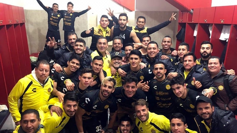 Maradona festeja no vesti&aacute;rio depois do seu Dorados ir &agrave; semifinal da segundona mexicana