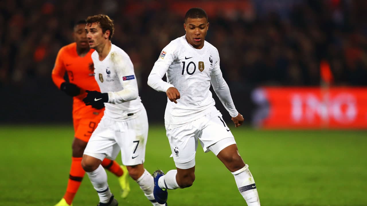 Mbappe: &ldquo;No PSG h&aacute; um jogador acima de todos, Neymar. Na Fran&ccedil;a estamos todos no mesmo n&iacute;vel&rdquo;