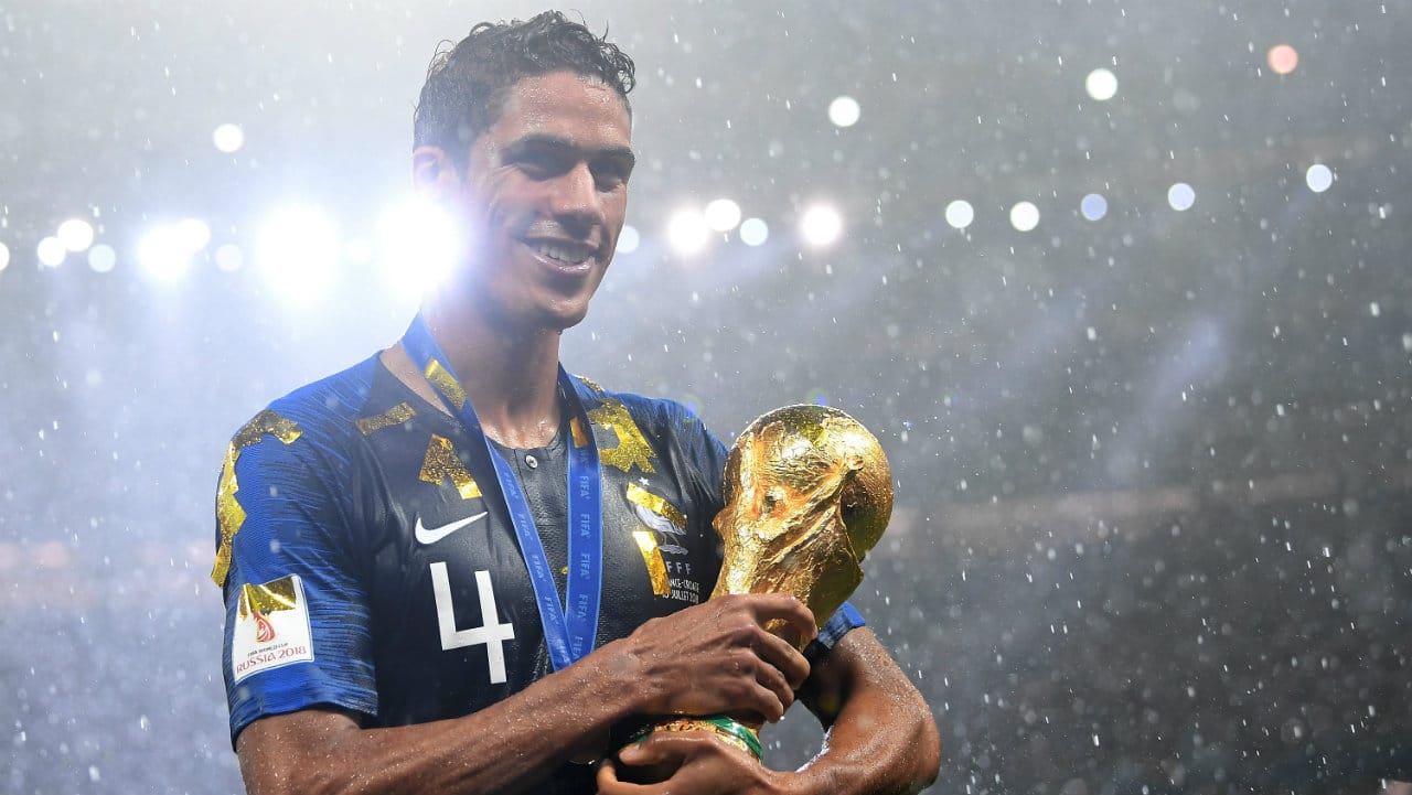 Platini n&atilde;o tem d&uacute;vida sobre quem deveria ganhar a Bola de Ouro: Raphael Varane