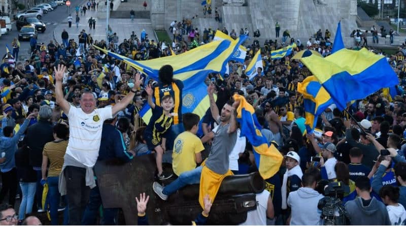 Os port&otilde;es fechados n&atilde;o impediram um carnaval fora de &eacute;poca do Rosario Central pela vit&oacute;ria no cl&aacute;ssico