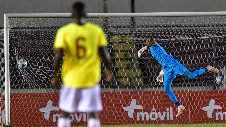 Novo camisa 9 do Equador, Cifuente deixou uma &oacute;tima impress&atilde;o com este petardo contra o Panam&aacute;