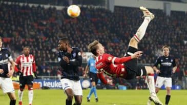 Perfeição: De Jong anotou um gol de bicicleta irretocável na vitória do PSV pelo Holandês