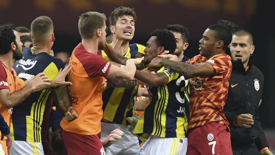 Festa da torcida, gola&ccedil;os, confus&atilde;o: Rolou de tudo um pouco no Galatasaray 2&times;2 Fenerbah&ccedil;e