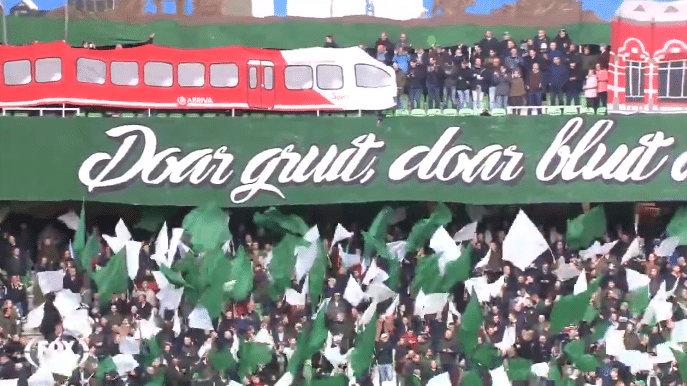 O D&eacute;rbi do Norte na Holanda teve um engenhoso mosaico: Um trem circulou nas arquibancadas