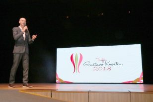 A idolatria por Marquinhos é tão grande que Guga raspou o cabelo para celebrar o meia do Avaí