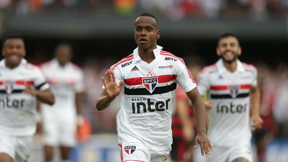 Em jogo de erros e lamentos, Helinho &eacute; o &uacute;nico que sai radiante pela estreia estrondosa no Morumbi
