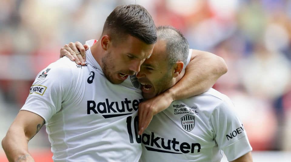 A parceria entre Iniesta e Podolski rendeu um gol cheio de categoria na J-League