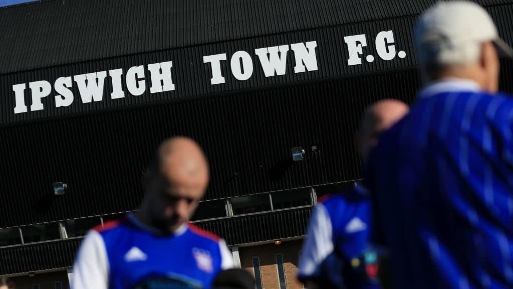 Torcedor do Ipswich arrecada &pound; 2,4 mil para levar ao est&aacute;dio quem n&atilde;o pode pagar ingresso