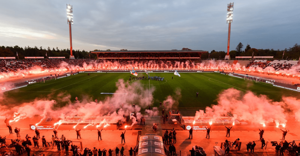 A torcida do Karlsruher ofereceu uma calorosa despedida ao seu est&aacute;dio antes da demoli&ccedil;&atilde;o
