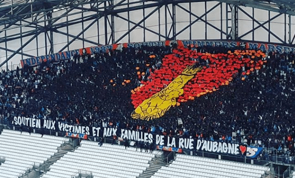 A torcida do Olympique criou um mosaico em tributo &agrave;s v&iacute;timas de um desabamento em Marselha