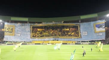 A torcida do Nantes se transformou em obra de arte num mosaico bastante criativo