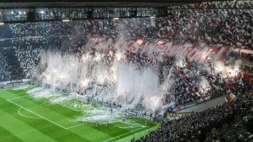 Não há torcida mais espetacular nesta temporada europeia que a do Eintracht Frankfurt