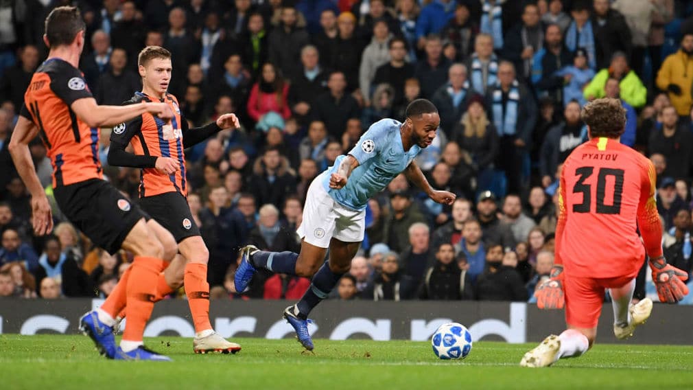 Em meio ao passeio do City, deram um p&ecirc;nalti escandaloso do gramado em Sterling