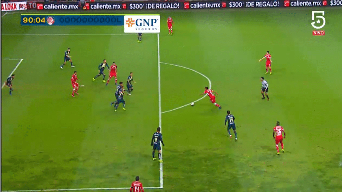Uma s&oacute; finta driblou tr&ecirc;s, deixando dois no ch&atilde;o, e valeu um gola&ccedil;o decisivo aos 51 do 2&deg; tempo