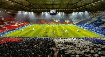 A amizade entre as torcidas de Schalke 04 e Nuremberg rendeu um grande mosaico em conjunto