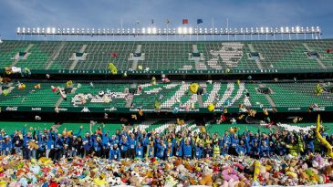 Chuva de solidariedade: torcedores do Betis doam milhares de ursinhos para crianças carentes