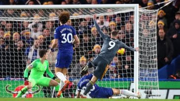 Vardy relembra bons tempos e dá vitória ao Leicester contra Chelsea em Stamford Bridge