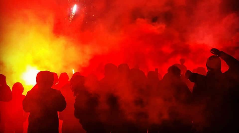 Os jogadores do Dortmund tiveram uma recep&ccedil;&atilde;o estrondosa na volta para casa ap&oacute;s o d&eacute;rbi
