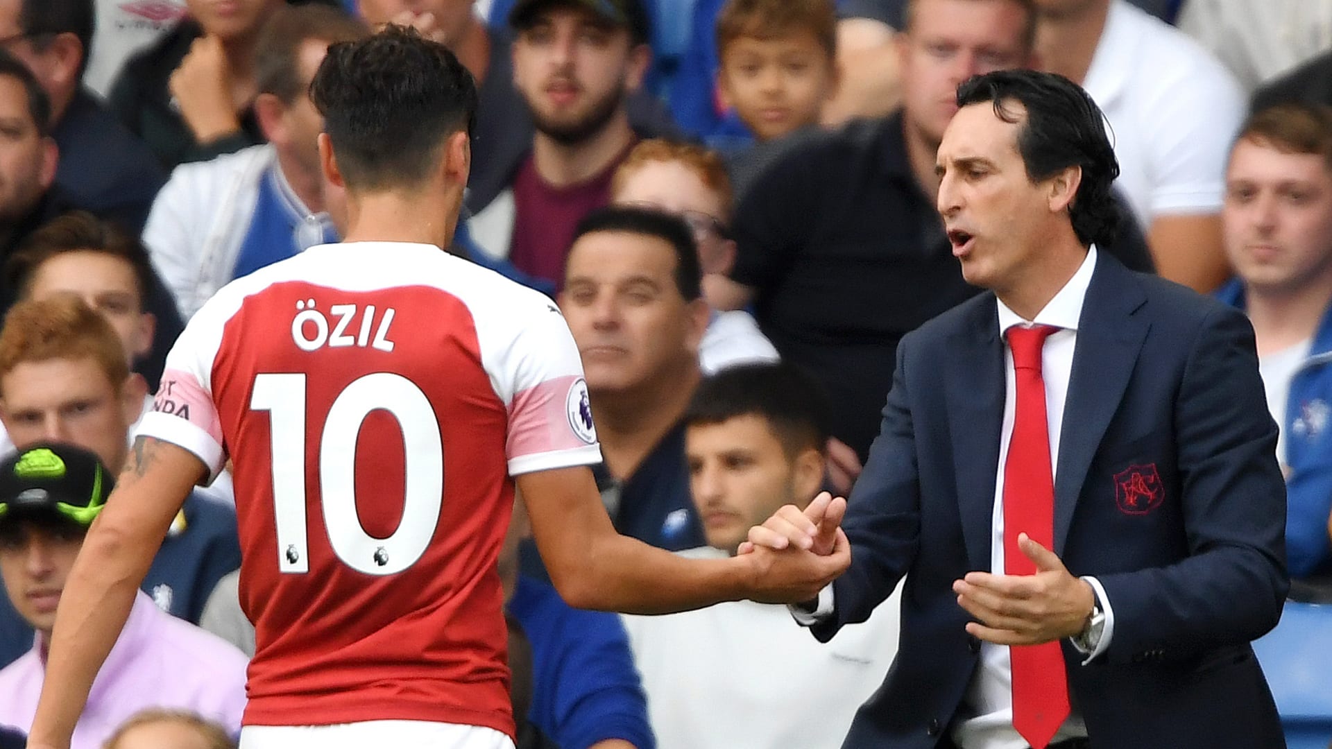 Diante dos rumores, Emery reafirma o compromisso de &Ouml;zil com o Arsenal: &ldquo;Precisamos dele aqui&rdquo;