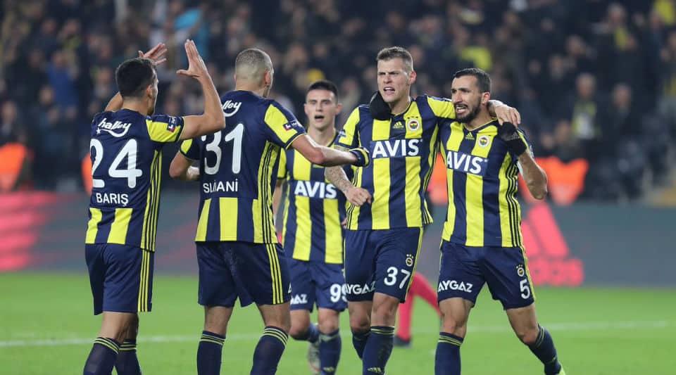 O Fenerbah&ccedil;e atravessa um pesadelo e aparece na zona de rebaixamento do Campeonato Turco